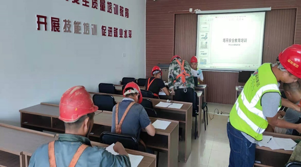 临时党支部成员给一线职工上安全教育培训课